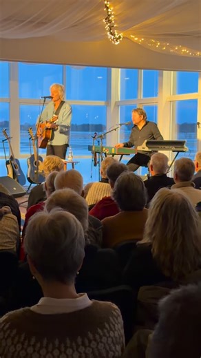 Det var helt specielt at spille en koncert i Skive Lufthavn. Det blev en meget intim og rørende eftermiddag arrangeret af mine gamle ven @kai.toft Sangen Held og Lykke er fra mit første soloalbum “Og Fanden dukked’ op og sagde ja.” Melodien er helt tilbage fra 1551 og skrevet af Tielman Susato, en fløjtespiller fra Antwerpen. Sangen er egentlig en velsignelse. “Gid I altid holder ved, held og lykke og få kærligheden med”. @larslilholtband @kristianfogh_keys @skivelufthavn @tielmansusato | Lars L