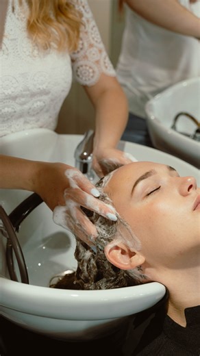 Anaïs Ametller artisan coiffeur, votre salon de coiffure à Caen on Instagram: "✨ Envie d’un moment rien que pour toi ? ✨ Je t’accueille dans mon Hair Spa pour une pause bien-être dédiée à ton cuir chevelu et à tes cheveux 💆‍♀️✨ Détente, soin et lâcher-prise au rendez-vous 🌿 Anaïs Ametller | Artisan Coiffeur Spécialiste balayage, soins, extensions & mariages 📍18 rue du Havre - Caen #hairspa #détente #bienêtre #hair #caen"