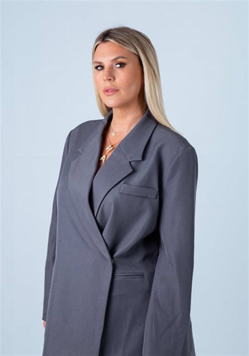 WHO’S AMÉLIE ? 👸 Authentique et volcanique, Amélie Neten s’est imposée au fil des années comme l’une des personnalités emblématiques de la télé-réalité. Connue pour son tempérament de feu et sa franchise sans filtre, elle n’est pas du genre à mâcher ses mots. Mais derrière cette personnalité explosive se cache une femme profondément attachante : une maman aimante et protectrice, toujours présente pour son fils, Hugo, qui reste sa priorité absolue. À 40 ans, celle qui n’a jamais cessé de se réin