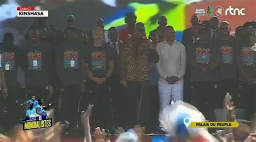 #RDC: À peine Félix Tshisekedi avait-il achevé ses annonces de récompenses pour les Léopards que la foule, massée à l’esplanade du Palais du Peuple, a détourné la célébration en interpellation sociale. « Et nous ? », ont scandé en chœur des milliers de Kinois. Le président a tenté de retourner la question : « Vous avez demandé la baisse du dollar, c’est chose faite ou pas ? » La réponse a fusé, unanime : « Non. Nous voulons du travail. » Félix Tshisekedi a alors sorti la formule qui accompagne s