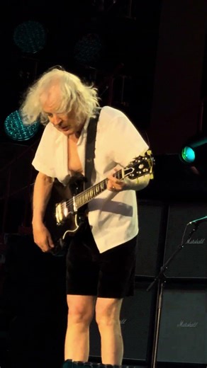 ⚡🎯 AC/DC stay unapologetic – Angus Young in school uniform, viewers debate his age #ACDC
