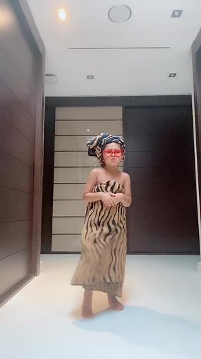 DESFILE DE BAÑO GARAY GORRO... #comediaenespañol #desfile #madreehijos #moda #baño