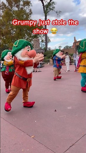 Grumpy Steals the Show 😂 | Disney Parade Magic #disney #disneyworld #cristmas #shorts #short