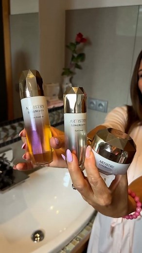 Now you can care for your skin like never before - at the cellular level 🔬 New & innovative #LongXevity products are available in refills for a seamless swap 😍 Display at home or leave the container and take space saving refills on the go! 🏃‍♀️💨 Now available in... 🇯🇵 Japan 🇪🇺 Europe 🇹🇼 Taiwan 🇿🇦 South Africa 📸 Video Credit: Gita Hassmannová #ArtistryLongXevity #Artistry #TheFutureOfYourSkin | Artistry
