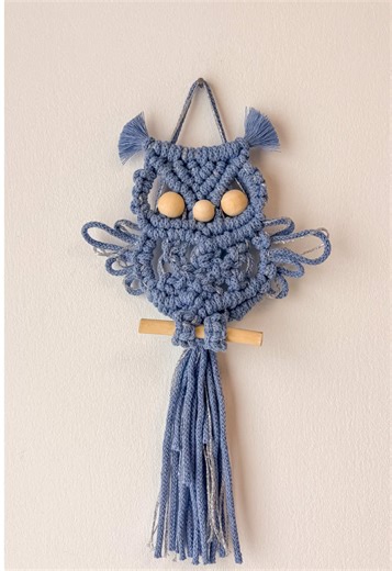 Si tu aimes les hiboux, ce kit pour les débutants sera parfait pour toi 🦉 Moi, c’est Valentine 👋. Dans mon atelier à Saint-Martin-de-Seignanx, je crée des pièces de décoration bohème et j’imagine des kits pour rendre le macramé accessible aux débutants. Tout est 100% fait main en France 🇫🇷. Envie de soutenir une marque française personnalisée et de consommer local ? ✨ Retrouvez mes créations et kits DIY sur ma boutique (lien en bio). idée cadeau fait main français, hibou macramé, idée cadeau