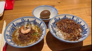 台湾の夜市の屋台で出された麺類と魯肉飯