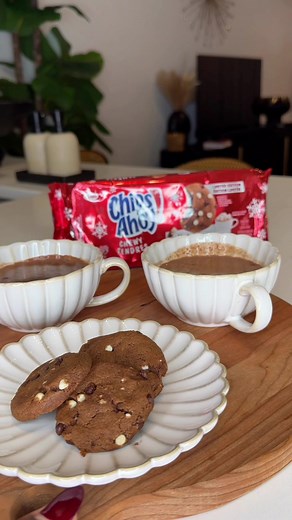 Rien de mieux qu’un chocolat chaud et des Chips Ahoy! en édition limitée pour un moment cosy cet hiver. #ChipsAhoy #ChocolatChaud #EditionLimitee #HiverCocooning #chipsahoyhotcocoa #ad #hotcocoa