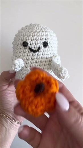 Not-so-spooky Ghost Amigurumi with Mini Pumpkin and Pom Beanie! 👻🧶