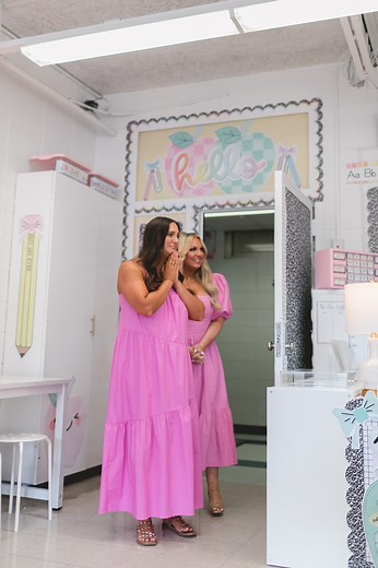 4.2M views · 10K reactions | This morning Avery got to see her new classroom for the first time! Sometimes there are just no words when you walk into a space like this. 凉Stay tuned for the full classroom reveal video coming later today! #classroommakeover #classroomtransformation #classroomsetup #pastelclassroomdecor #pastelaesthetic #classroomdecor #classroomtheme #mississippiteachers #teachertribe | Schoolgirl Style Classroom Decor | Facebook