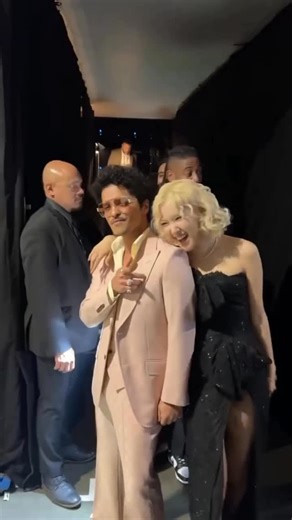 🇧🇷 BRASIL Bruno Mars on Instagram: "Rosé e Bruno Mars esbanjando simpatia e cumplicidade, após a cerimônia do #grammys2026 - @brunomars @roses_are_rosie"