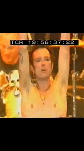 𝐑𝐨𝐜𝐤 𝐨𝐟 𝐭𝐡𝐞 𝟗𝟎𝐬 on Instagram: "Sex Type Thing by Velvet Revolver (Ozzfest 2005) • Stone Temple Pilots drummer Eric Kretz says that along with "Big Bang Baby," this is one of his favorite songs to play live. "They have a very straight-type rhythm pattern to them," he said. "You usually get the audience jumping up and down because the rhythm is basically on 2 and 4 - it's very simple. Especially when you perform down in South America. I mean, man, those fans are fantastic! When they ju