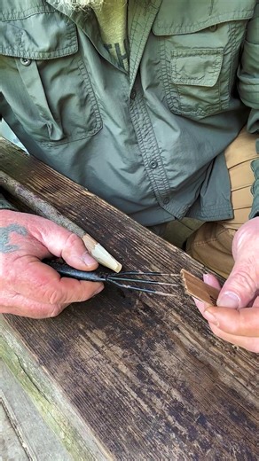 Quick Frog Gig Field Attachment #outdoor #woodsman #davecanterbury #woodsmanskills #bushcraft #survival #hunting