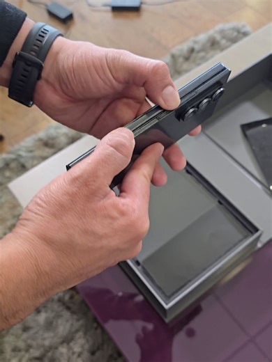 Samsung presenta su nuevo Galaxy Z Trifold. Un smartphone multifoldable que es capaz de desplegarse dos veces para convertirse en una especie de tableta. Samsung innova con un diseño ultradelgado y una productividad de alto nivel, siendo capaz de operar tres apps al mismo tiempo en pantalla. Si quieres conocer más, visita reforma.com/gadgets