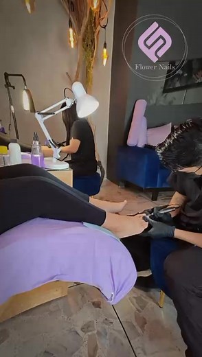 Visítanos y conoce nuestros servicios en compañía de tu BFF, amiga, mamá, comadre... . . . . #flowernails2025 #flowernailsanabelp #byanabelpatiño #pedicure #pedicurespa | Flower Nails