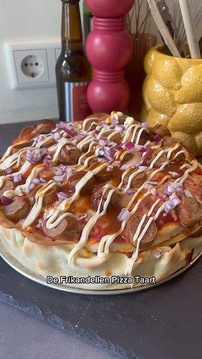 Manon van Happen | FOODBLOGGER ツ on Instagram: "De frikandellen pizza taart! 🍕 Deze maak ik met niemand minder dan de frikandellen koningin @terrie.official! Dit is echt de perfecte snack voor je cheatday of je volgende borrelavond. Wat heb je nodig: 4 diepvries pizza’s 15 frikandellen 1 grote rode ui Kant en klaar pizza deeg Tomatensaus Gerapste mozzarella Levensbenzine Curry Begin met het pizzadeeg uit te rollen in het bakblik. Leg dan je eerste pizza er in, leg de frikandellen en rode ui er 