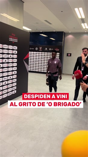 Así salió Vinicius de la zona mixta al grito de ‘O Brigado’ 🎥 @Miguel Ángel Toribio #vinicius #vinijr #supercopadeespaña