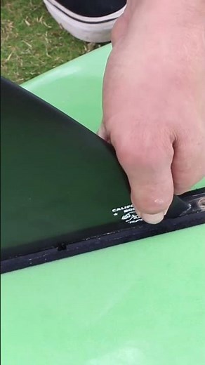 How to put a longboard fin into a fin box, mastering the art of longboarding #surf #singlefin