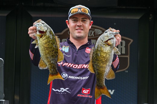 Hellebuyck jumps to Day 2 lead at Mississippi River - Bassmaster
