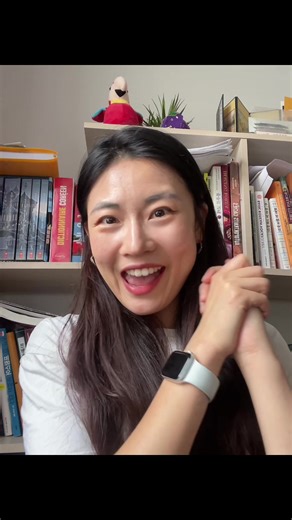 안녕하세요 여러분! Ça y est, j’ai enfin lancé mes cours de coréen sur Instagram ! La préparation m’a pris pas mal de temps, mais je suis ravie de commencer. C’est ma toute première vidéo, donc c’est un peu maladroit, mais je ferai de mon mieux pour vous offrir des cours utiles et intéressants. À tous les étudiants qui apprennent le coréen: 파이팅🫶🏼 #coursdecoreen #coreen #coree #coreedusud #coreenne #paris