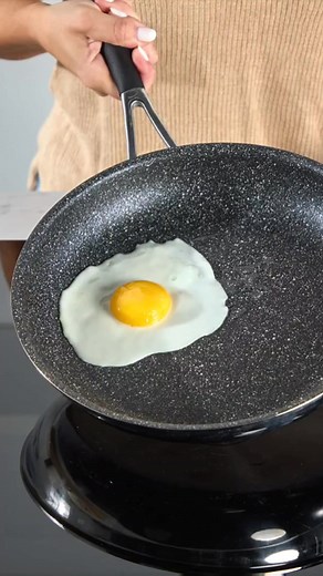 ¡Dale la vuelta a tu cocina con tecnología y estilo! 🔄🤩 La Deluxe Easy Release de Royal Prestige® está diseñada para que los alimentos se despeguen con facilidad y todo salga perfecto. 🍳 Sistema antiadherente con tecnología plasma jet 🍲 Tapa de vidrio 🧽 Limpieza rápida y sin esfuerzo ¡Tu mejor aliada para pancakes, tortillas, omelets y mucho más! | Royal Prestige Ecuador