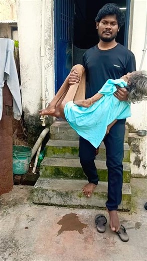 माँ की हिम्मत से बड़ी कोई ताकत नहीं🙏🏻#maa #amma #love #maabeta #seva #caring #dadi #lovable #viral