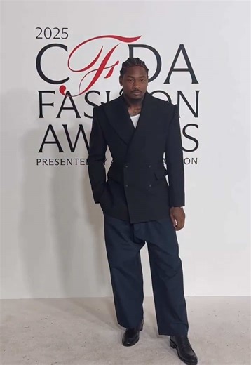 A fashion MVP! #StefonDiggs alongside #WillyChavarría at the 2025 #CFDAAwards red carpet in @willychavarria.