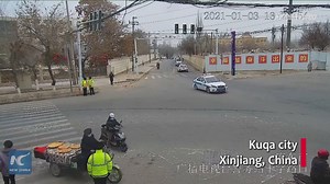 A food seller in China's Xinjiang delivered naan bread to a group of police officers on duty, to show his appreciation for their work. #viral | China Xinhua News