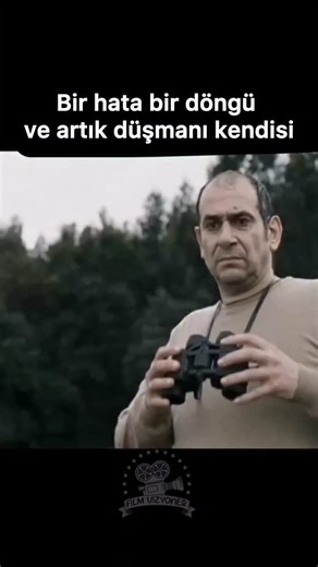 Film Vizyoner on Instagram: "Kaliteli Filmler için takip etmeyi unutmayın: @Filmvizyoner 🎬 #SuçZamanı Timecrimes (Suç Zamanı), zaman yolculuğunu minimal ama son derece zekice bir kurguyla ele alan, kült mertebesine ulaşmış bir bilim kurgu-gerilim filmidir. Kırsal bir bölgede sakin bir hayat süren Hector, tesadüfen karıştığı esrarengiz bir olay sonucu bir zaman makinesine girer. Ancak geçmişe yaptığı kısa yolculuk, beklenmedik zincirleme sonuçlar doğurur. Her müdahale yeni bir hataya, her hata d