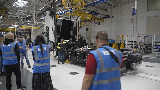 101K views · 1.1K reactions | World premiere  The first Renault Trucks E-Tech T rolls off the production line at our factory. Series production can begin! Now, it's time for you to take part in the creation of a never-before-seen design 朗 More on #TheGoodTruck project here  https://ressource.renault-trucks.com/good-truck SCS Software German Truck Driver Laur's Garage JDC Jóvenes del camión | Renault Trucks | Facebook