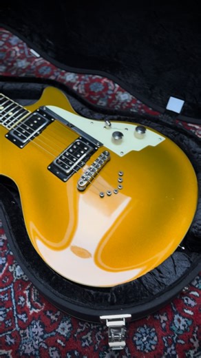 Hr Guitars Sklep on Instagram: "Duesenberg 49er Gold Top, rocznik 2010. Gitara w ładnym, oryginalnym stanie, z normalnymi śladami używania, pod potencjometrami są włoskowate pęknięcia pickguardu. To instrument typu solid body z mahoniowym korpusem z klonową nakładką. Gryf jest klonowy z palisandrową podstrunnicą. Pickupy to Duesenberg DP90 Domino Single Coil and Grand Vintage Humbucker. W komplecie jest oryginalny futerał. Gitara brzmi i prezentuje się fantastycznie. Serdecznie polecam i zaprasz