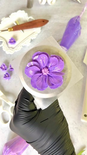 𝐀𝐧𝐠𝐞𝐥𝐚 𝐏𝐫𝐢𝐧𝐚 𝐁𝐥𝐢𝐬𝐬 on Instagram: "Buttercream butterfly ranunculus for you 🦋 This is a relatively easy flower that’s great for learning how to build flowers by section instead of row by row. 🩷 So I spur of the moment opted to use oil based food coloring for my bc instead of my usual method (gel coloring + bc + heat), but I didn’t realize just how much it would change the consistency and look. 😳 For dark purple, I needed about eight drops of coloring for my bc (enough to fill a