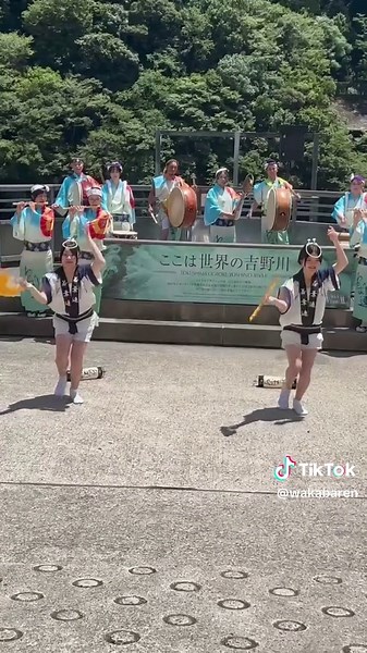 【やましろ若葉連⁡】ことバスツアー 息ぴったり！ 圧巻の扇子 吉野川 つま先から指先まで微細な美しさです #阿波踊り #徳島 #阿波おどり