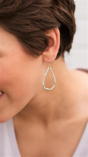 There’s something about this time of year — when the air turns crisp and we trade green trees for gold leaves. It makes the blues in our studio feel even more alive and warm all at the same time 🍂 These turquoise and gold hoops have been catching the light in the most beautiful way lately… cool blues against the warmth of autumn leaves, a little pop of calm amid all the cozy color. It’s a contrast we can’t get enough of — nature reminding us that balance is often what makes things beautiful. As