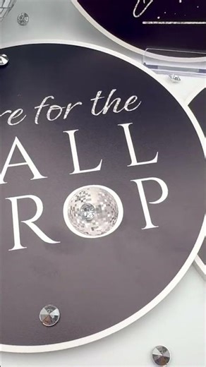 These Black & Gold NYE Props Make Every Photo Booth Look Luxury 🖤✨