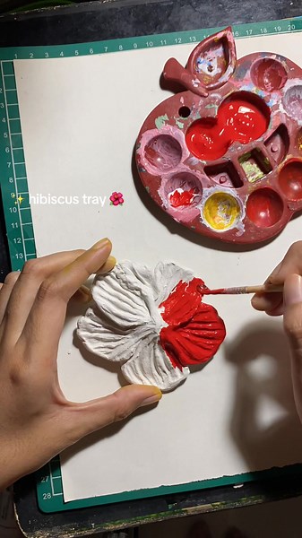Kreasi Tray Hibiscus dari Clay untuk Hari Minggu