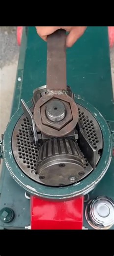 ⚙️ Making Pellets! Inside a Flat Die Pellet Mill 🌾 The Power of Compression: Feed Pellet Machine #PelletMill #Pelletizer #BiomassPellets #FeedMill #MachineAssembly | Zhongbang Breaker