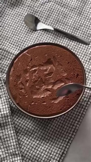 Une mousse au chocolat avec seulement 3 ingrédients ! 🍫 Une recette de @gallymini_ 🛒 Ingrédients: Pour 4-5 personnes 300g de chocolat 150g de compote de pommes 5 blancs d’œufs 3 jaunes Préparation: Commencez par faire fondre votre chocolat sans le faire brûler. Ajoutez ensuite dedans la compote puis 3 jaunes d’œufs (vous pouvez garder les 2 autres pour une omelette ou des cookies) À part faites monter vos blancs d’œufs, ils doivent être bien fermes. Incorporez les délicatement à votre mélange 