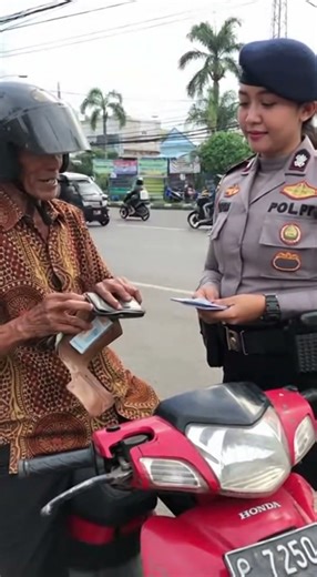 Bu POLWAN SALTING, DI GOMBALIN KAKEK 😅🤣 #comedy #tips #lucu #funny #police