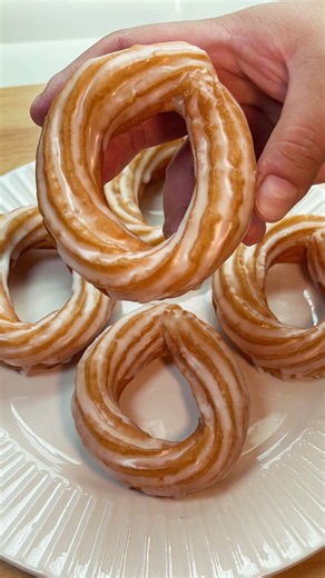 French Crullers with a vanilla glaze! 🤍 Loved how light and airy these turned out! 😋