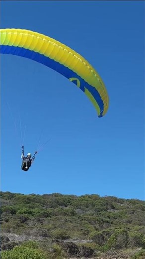 Mieke can’t get enough , another Paradise Ridge flyby! 🪂💙