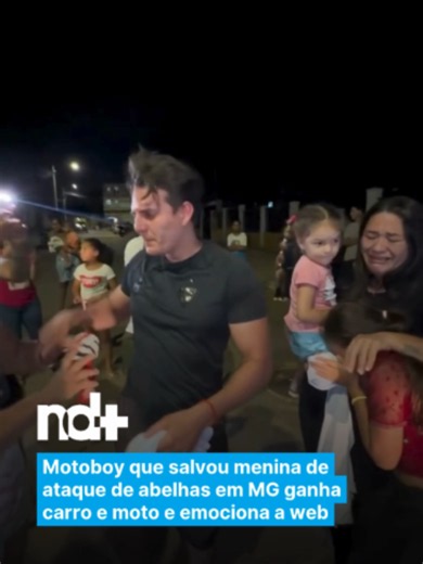 O motociclista Vinícius Martins de Paulo, que viralizou após salvar Safira Emanuele, de 12 anos, de um ataque de enxame de abelhas em Ibirité, na Região Metropolitana de Belo Horizonte, foi surpreendido com uma grande recompensa: ganhou um carro e uma moto zero-quilômetro. A entrega dos veículos foi organizada pelo projeto social mineiro