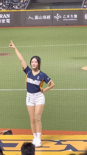 Fairies descended to earth? A group of elegant Taiwanese cheerleaders. #cheerleader #passionsisters