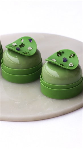 Louise Lindberg Bonfils Høck on Instagram: "Matcha Latte Mini Cakes 🌱 Find the full tutorial (incl. step by step of chocolate plate decoration) on my YouTube channel. As I think many of you know, I’m a huge matcha fan! I don’t really drink coffee so matcha is my go-to 🍵 Inspired by the design from the matcha cake I made last year, these cakes showcase a different take with adjusted layers and a flavor profile focused on matching a classic matcha latte. Finished with one of my favorite chocolat