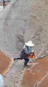 22K views · 146 reactions | The process of workers unloading sand and gravel at the dock of the canal #Cargoship #Sand and gravel ship #Sand #Unloading #Loading and unloading ship #Crew #Phosphate rock #Ore #Pebbles | 丁掌柜 | Facebook
