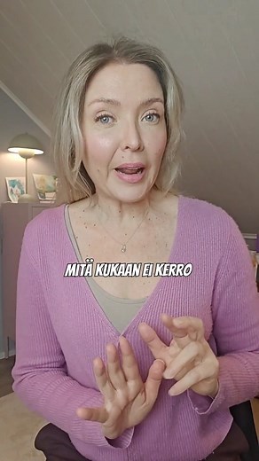 Miksi jotkut katsoo silmän väriä? 👇👇👇 ✨ Esim mun maskeerauskoulussakin sanottiin, että luomiväriksi valitaan aina silmien vastaväri. Eli sinisen vastaväri on oranssi (esim. oranssin ruskea) ja vihreiden punainen (esim luumu tai punaruskea). Mä ymmärrän tämän, että vastaväri tuo silmät paremmin esiin, mutta muuten se voikin tehdä aika väsyneen tai joissain tapauksissa liian meikatun fiiliksen. ✨ Kun luomiväri valitaan ihon pohjasävyn perusteella, niin meikin kantajalle tulee ihanan fresh ja om