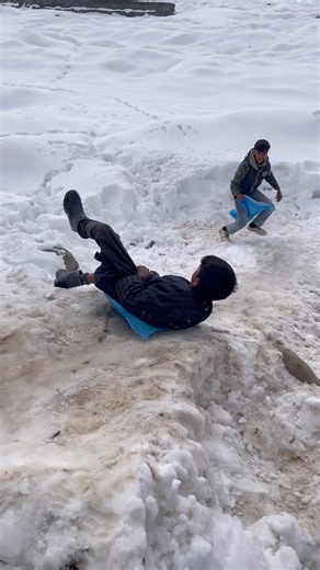 Snow in Kashmir kids 👧 #snow #farmer #kashmirvalley