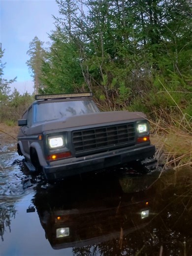 Slow and steady through the water 🌊 Tracks turning this Ford into a beast. Follow for more RC content 🔥 #rccar #rccrawler #rc4x4 #offroad #scalecrawler @DJI Osmo @DJI Official @INJORA @Traxxas @HobbywingRC @Ford Motor Company @RCProject