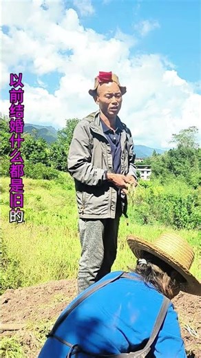 蓝天白云下，田间地头的辛勤身影，最质朴的生活画面。 rural life vibes 🌾🌿 #我的乡村生活 #田地干活的农村人