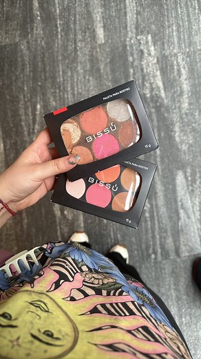 🍒Rosie on Instagram: "Créeme que este video te va a servir ➡️guárdalo Siempre es un buen día para aprender algo nuevo, y hace unos días aprendí a reparar sombras🥰 ✨Si sigue pigmentando igual, una me quedó un poco seca pero fue error mío; pero los iluminadores pigmentan como si nunca se hubieran roto 🍒Sígueme para más tips, ideas de maquillaje, peinados y outfit #beauty #aesthetic #outfit #girls #peinado #cabello #girly #daily #look #tutorial #kbeauty #beautyroutine #makeup #maquillaje #girl"