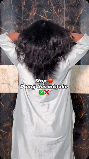 Abinaya | Tamil Beauty & Haircare Tips 🇮🇳 on Instagram: "STOP. 🛑 Problem உங்க hair இல்ல. Shower முடிஞ்சதும் நீங்க பண்ணுற mistake தான். Hair dripping wet-ஆ இருக்கும்போதே product போடுறீங்களா? அதுவே frizz-ஐ invite பண்ணுது. 😬 Hair damp-ஆ இருக்கணும். அப்போ தான் control வரும். நான் shower முடிஞ்சதும் ஒரு leave-in step follow பண்ணுவேன். Result? Same wash. Different hair. இன்னும் mistake என்னனு தெரிஞ்சுக்கணுமா? 👇 ‘STOP’ nu comment பண்ணுங்க. Save this before your next hair wash 🚿 Tamil hair care ro